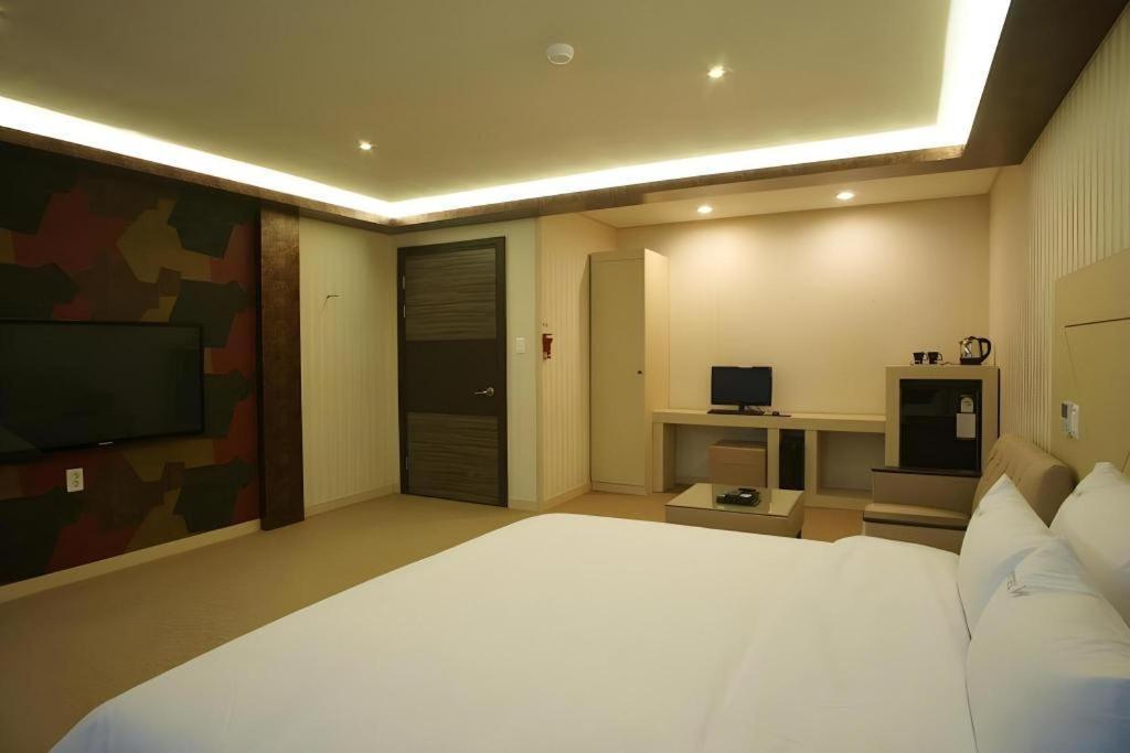 Hotel W ShinЧеджу Екстериор снимка