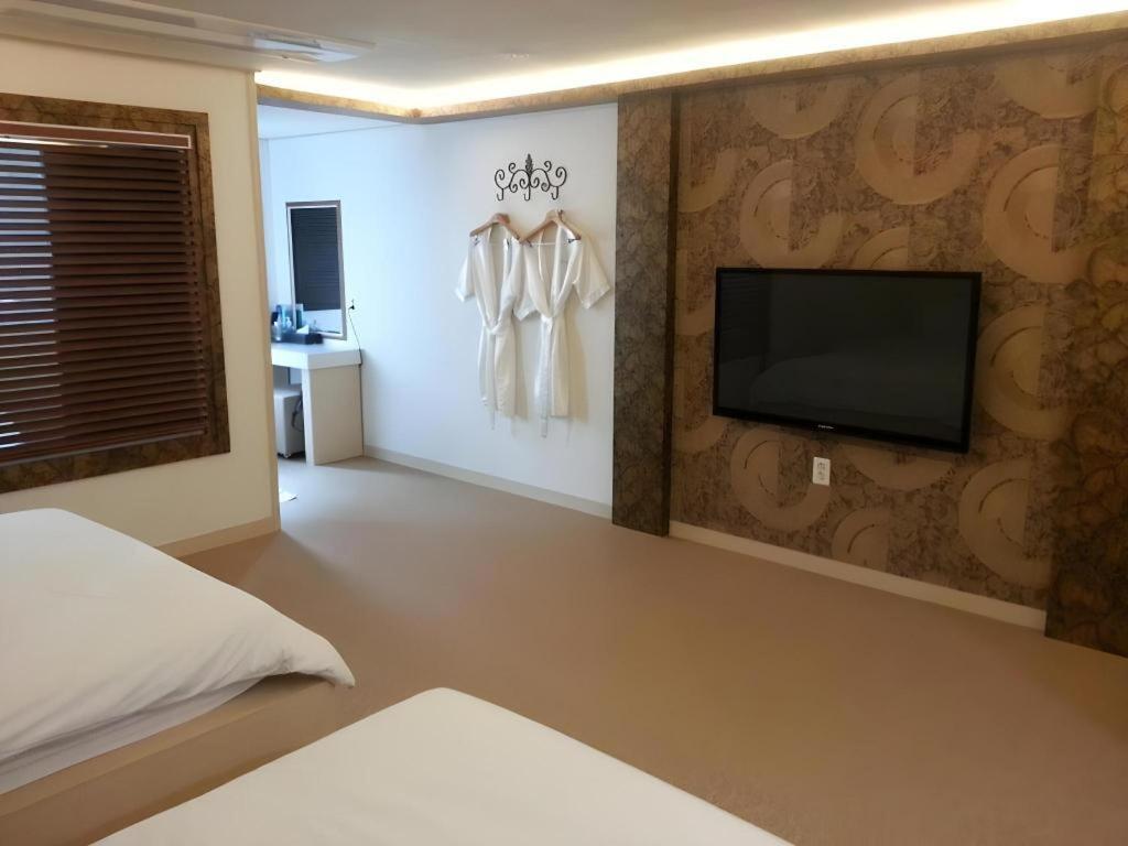 Hotel W ShinЧеджу Екстериор снимка